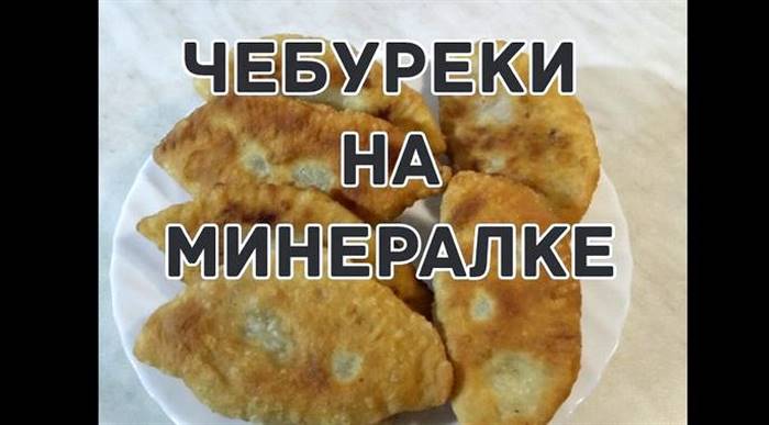 Тісто на мінеральній воді для чебуреків розрізати на кілька частин